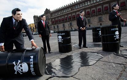 Activistas de Greenpeace escenifican una devastación ambiental frente a Palacio Nacional de México para exigir un cambio en el rumbo de las políticas hacia la protección de los ecosistemas.