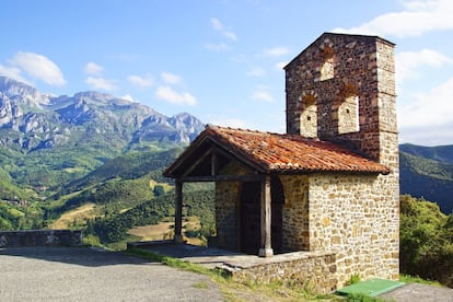 En el corazón de los Picos de Europa, en la comarca cántabra de Liébana, portal turístico EscapadaRural.com. También es un sitio magnífico para comer un contundente menú montañés (sin que falte por supuesto, el famoso cocido lebaniego). <br><br> <i>A 1 hora y 40 minutos en coche o 3 horas y 25 minutos en tren desde Santander</i>