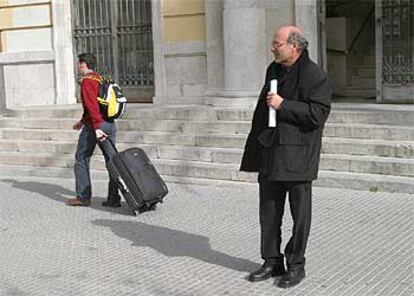 Juan Holgado, padre del asesinado, abandona ayer la Audiencia de Cádiz.