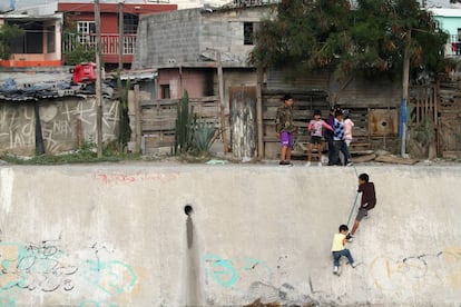 Varios ni&ntilde;os pobres juegan en Santa Catarina (Nuevo Le&oacute;n, uno de los Estados m&aacute;s ricos de M&eacute;xico).