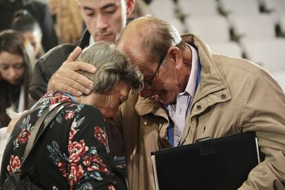 Una pareja víctima de las FARC mientras se abraza durante la audiencia de reconocimiento de los exjefes de las FARC ante la JEP, hoy en Bogotá (Colombia).