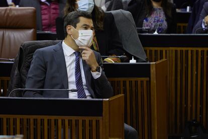 El presidente de la Junta de Andalucía, Juan Manuel Moreno, en el Parlamento regional.