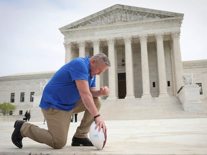 El exentrenador Joseph Kennedy se arrodilla ante la sede del Supremo, el pasado 25 de abril.