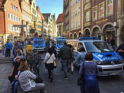 Según fuentes policiales citadas por 'Der Spiegel' y el 'Süddeutsche Zeitung', el conductor del vehículo se mató de un disparo después del atropello. En la imagen, varios coches policiales en el lugar del atropello en la ciudad alemana de Münster, el 7 de abril de 2018.