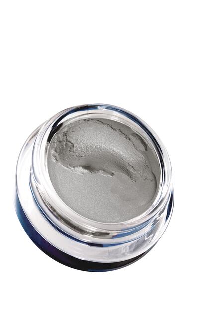 Sombra del tono Eternal Silver de Maybelline de su gama Colour Tattoo 24HR. Son de larga duración, en una agradeble textura en crema y cuesta 6,95 euros.