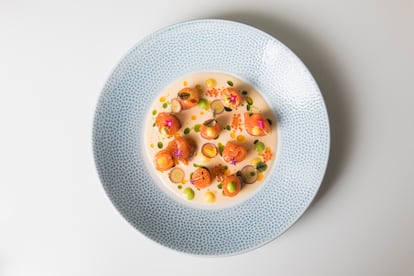 Trucha pyrinea marinada con salsa nikkei acevichada, uva tinta y crema de maíz dulce de Casa Pedro.