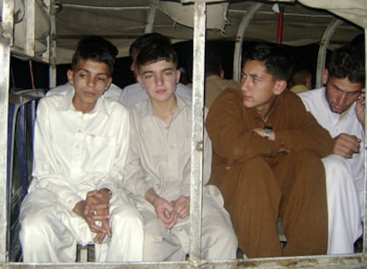 Un grupo de estudiantes del internado militar tras su liberación, este martes, en el noroeste de Pakistán.