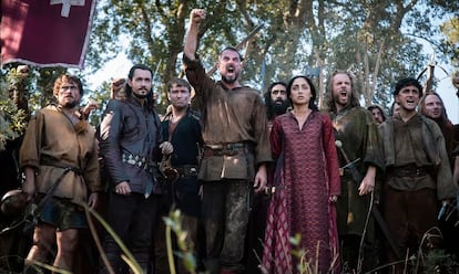 Claes Bang (en el centro) y Golshifteh Farahani, en 'Guillermo Tell'.