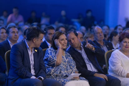 Xóchilt Gálvez es recibida por Roberto Novoa, presidente del Consejo Coordinador Empresarial de León, el 6 de mayo.