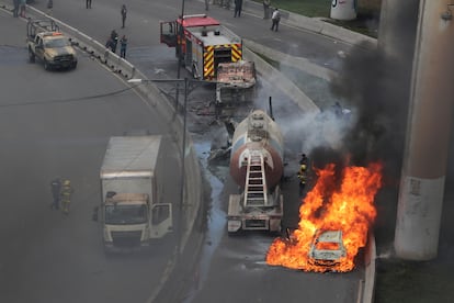 Los equipos de emergencia han llegado para sofocar el incendio de la explosión de pipa de gas.