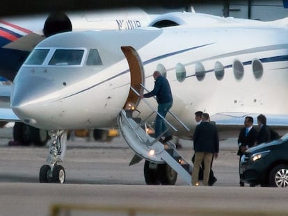 Juan Carlos I subía el lunes al avión que lo trasladó de vuelta a Abu Dabi desde Madrid tras su visita a España.