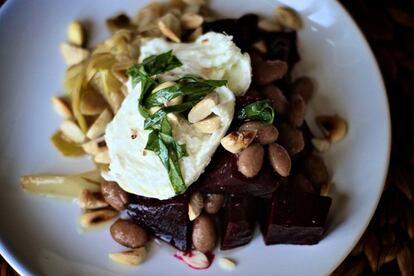 Ensalada de remolacha, purros, mozzarella di bufala y almendras