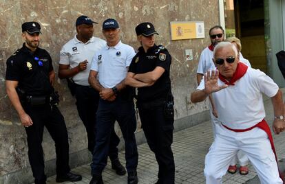 Un hombre bromea delante de policías españoles y franceses, el 9 de julio de 2017. Las autoridades han reforzado la seguridad durante estos días en los Sanfermines.