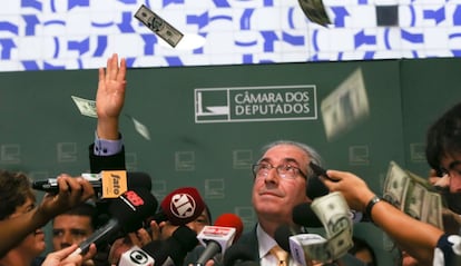 O protesto foi organizado pelo movemento Levante Popular da Juventude e pegou o presidente da Câmara de surpresa. Ele tentou se proteger da chuva de dólares.