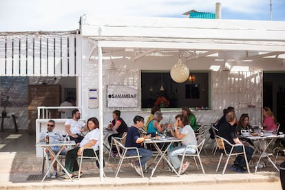 Terraza del restaurante Samambar, en Rodalquilar.