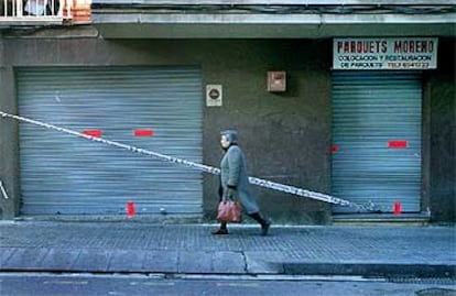 Tienda de Sant Boi en la que se produjo ayer una explosión en su interior y un incendio posterior.