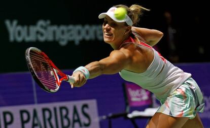 Kerber devuelve la pelota contra Keys.