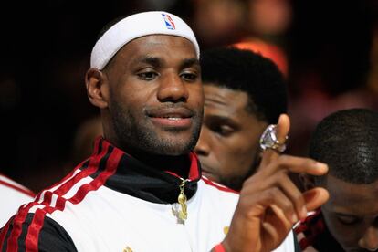 Lebron James observa su anillo de campeón, antes del partido entre Miami Heat y Boston Celtics