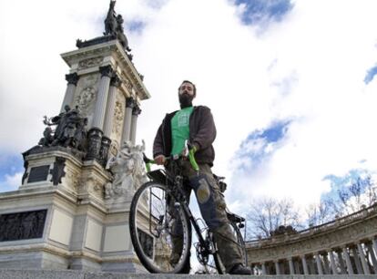 Charles Brigham, montado en su bicicleta, en el Retiro.