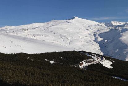 Vistas de las pistas de esquí de Sierra Nevada, con el pico Veleta al fondo.