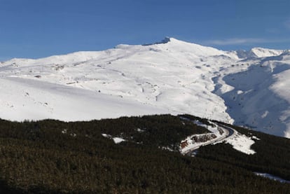 Vistas de las pistas de esquí de Sierra Nevada, con el pico Veleta al fondo.