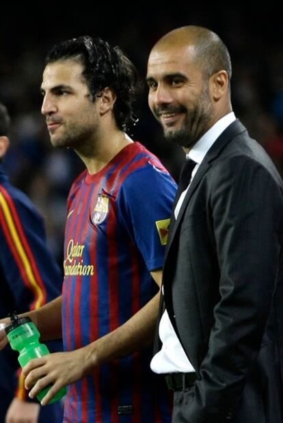 Guardiola, junto a Cesc, antes de que el jugador saltara al campo.