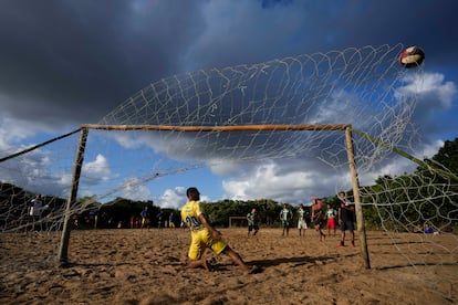 Un jugador anota un gol durante un partido de fútbol de los Juegos indígenas de Peruibe, el pasado 22 de abril.