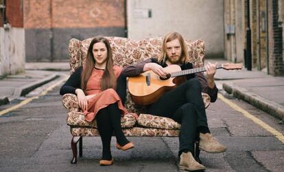 El dúo Josienne Clarke y Ben Walker.