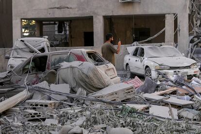 Un hombre fotografía la zona afectada en Dahiye, barrio del sur de Beirut, tras un ataque aéreo israelí, este jueves.
