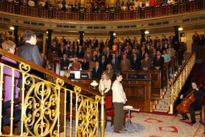 Los diputados han guardado cinco minutos de silencio en memoria de las víctimas.