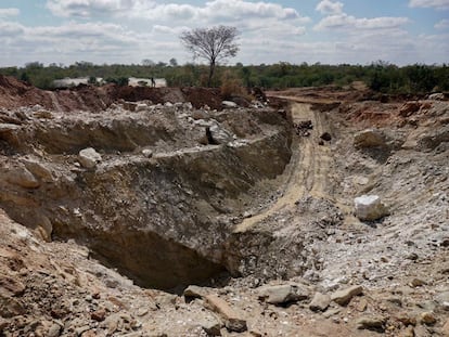 Degradación medioambiental causada por la extracción de litio en el distrito de Mudzi, Zimbabue.