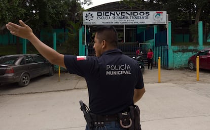 La polícia municipal vigila el acceso a clases en la Escuela Secundaria Técnica #38 en la comunidad de Bochil en los Altos de Chiapas.