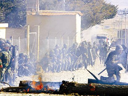 Soldados bolivianos se protegen del ataque de los campesinos, el sábado en Warisata.