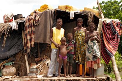 Suman apenas siete metros cuadrados de paja y plástico. En esta casa inventada sobrevive esta familia: un matrimonio de dos hijos y la madre de ella. Han preferido resistir en este triste lugar a marchar al campamento II, el más cercano.