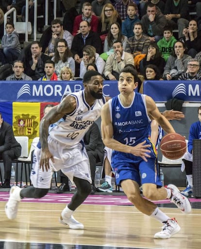 David Navarro ataca ante el escolta estadounidense del Gipuzkoa Basket, Taquan Dean.