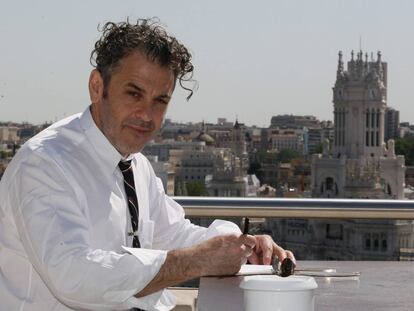 El artista Tom Sachs posando en la azotea del CBA