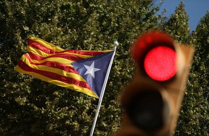 
 Una estelada darrere d'un semàfor vermell a Alella la tardor del 2017. 
 