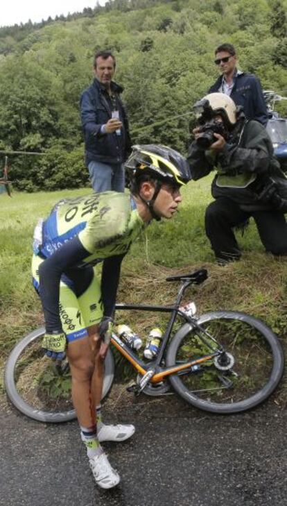 Contador, sangrando de la rodilla tras su caída.