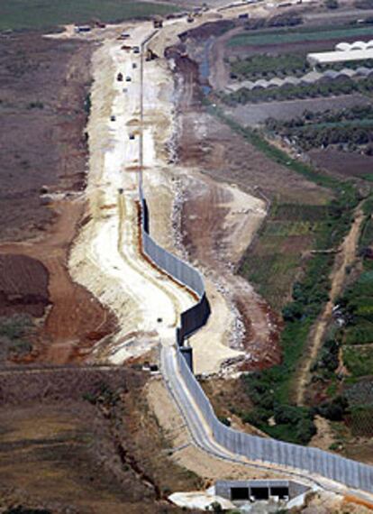 Vista aérea de la construcción de uno de los tramos del muro de separación entre Israel y Palestina.