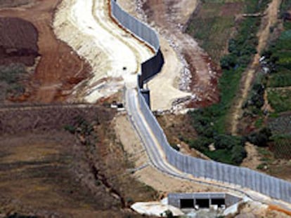Vista aérea de la construcción de uno de los tramos del muro de separación entre Israel y Palestina.