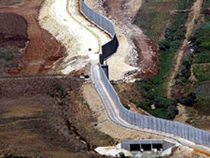 Vista aérea de la construcción de uno de los tramos del muro de separación entre Israel y Palestina.