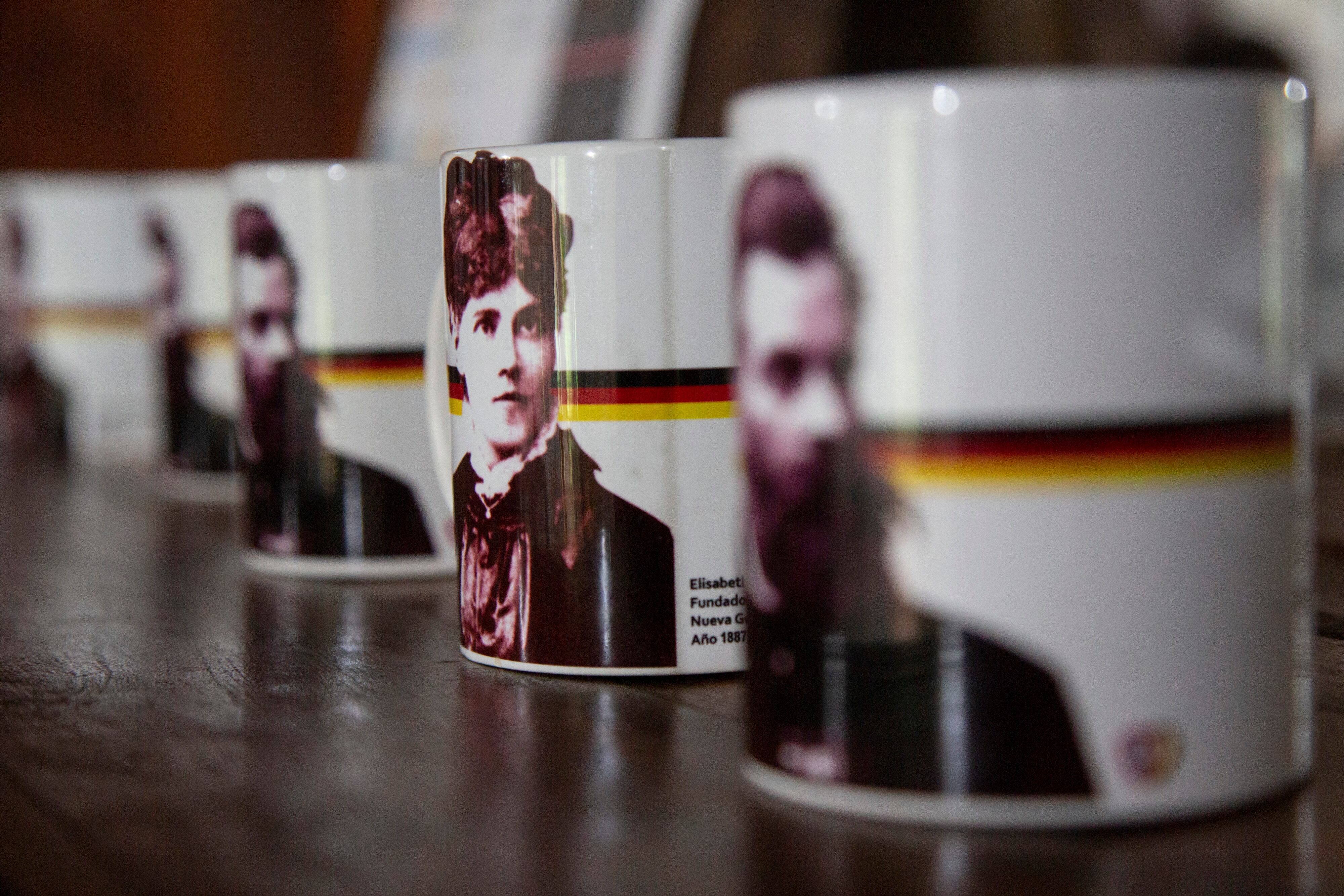 Tazas de café con los rostros de Elisabeth Nietzsche, hermana del filósofo alemán Friedrich Nietzsche, que siempre rechazó sus ideas antisemitas, y de su marido Bernhard Förster, en la posada Germania.