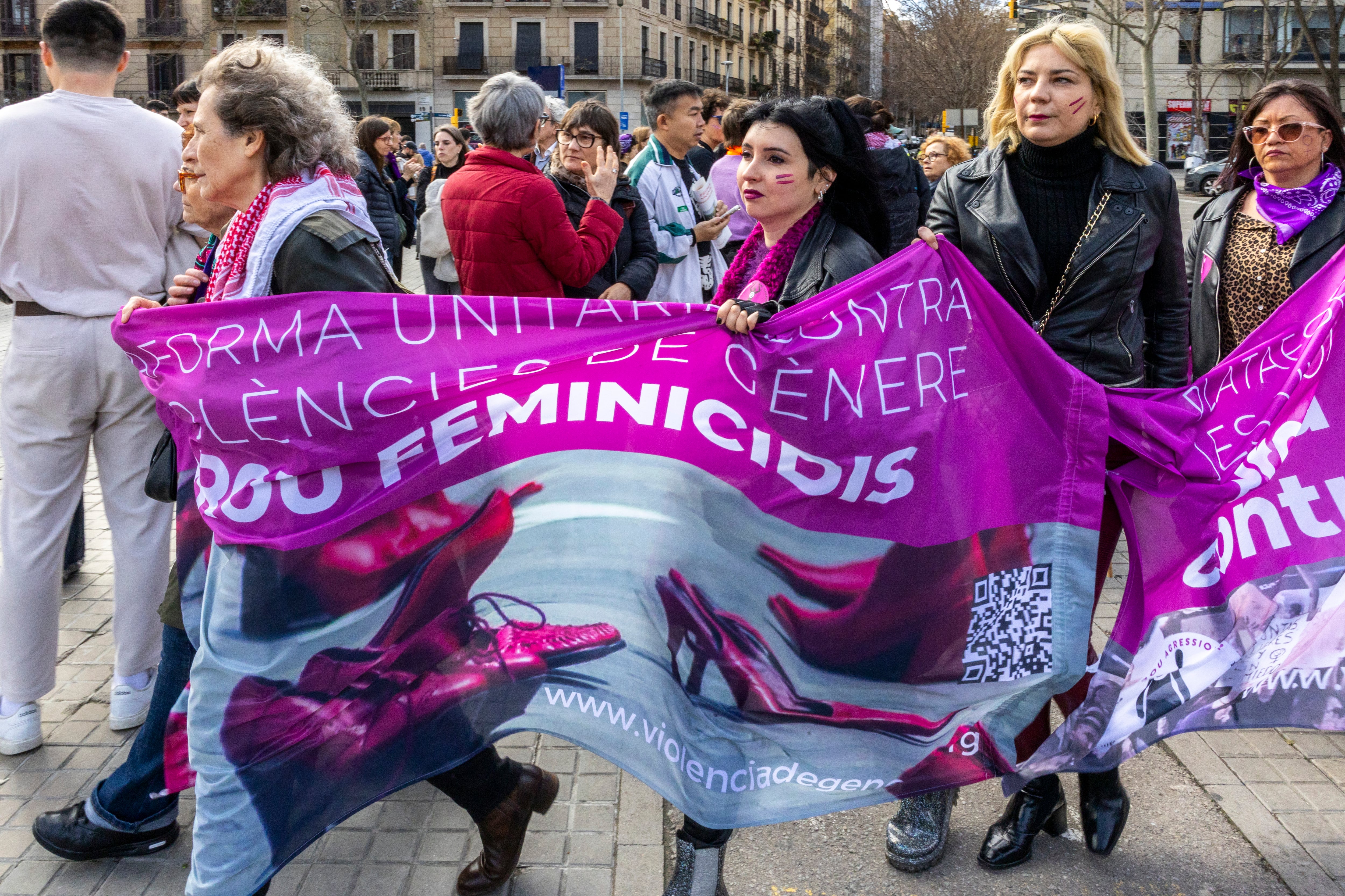 Mujeres se manifiestan en la marcha mayoritaria de Barcelona por el 8M.