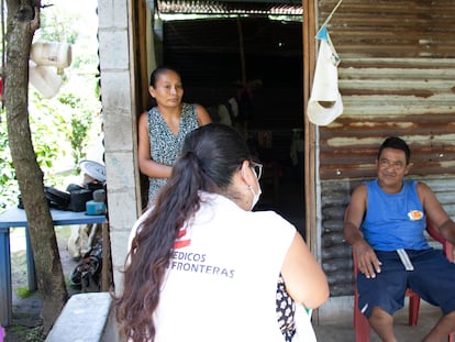 Una cooperante de MSF se reúne para hablar con un enfermo de Nefropatía endémica mesoamericana sobre el procedimiento a seguir.