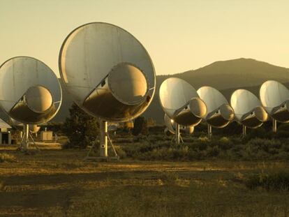 Algunas de las 42 antenas del conjunto Allen, en una zona desértica de California, cerca de Hat Creek.