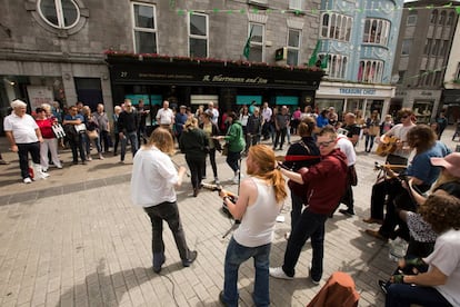 Músicos callejeros en Shop Street, la principal calle comercial de Galway, antes de la pandemia del coronavirus.