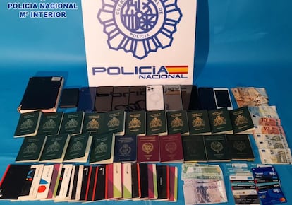 Pasaportes, tarjetas de crédito, libretas bancarias y teléfonos móviles, entre otros efectos, intervenidos durante la operación.