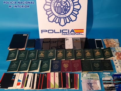 Pasaportes, tarjetas de crédito, libretas bancarias y teléfonos móviles, entre otros efectos, intervenidos durante la operación.