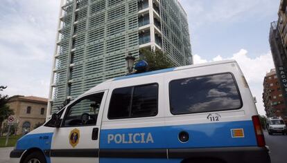 La policía controla los accesos a la Consejería de Gobernación, registrada por agentes de la UDEF.