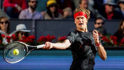 Zverev golpea la pelota durante la final, este domingo en Madrid.